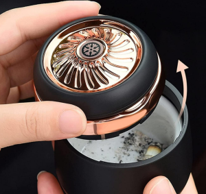 Cendrier Voiture Créatif avec Couverture Multifonction Cendrier voiture multifonctionnel avec couverture, idéal pour une utilisation élégante et sans fumée. Parfait pour les hommes soucieux de la propreté et du style