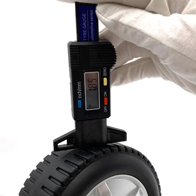 Outil de mesure de la profondeur des pneus de voiture